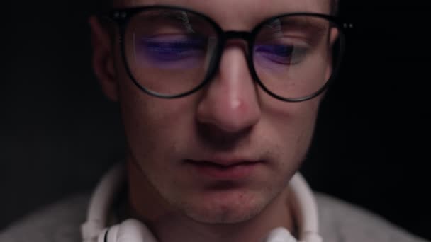 Bilgisayar Gözlüklü Monitörlü Genç Profesyonel Programcı Geç Saatlere Kadar Çalışır — Stok video