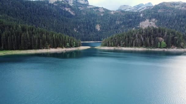 Dron Letící Nad Crno Jezero Nebo Černým Jezerem Tyrkysovou Vodou — Stock video