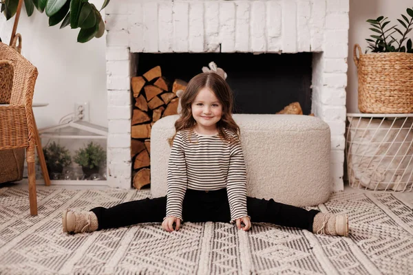 素朴なスタイルのリビングルームでツインに座っているカジュアルな服で遊び心のある愛らしいプリスクーラーの小さな子供の少女 幸せな子供時代 ライフスタイル 表情の概念 — ストック写真