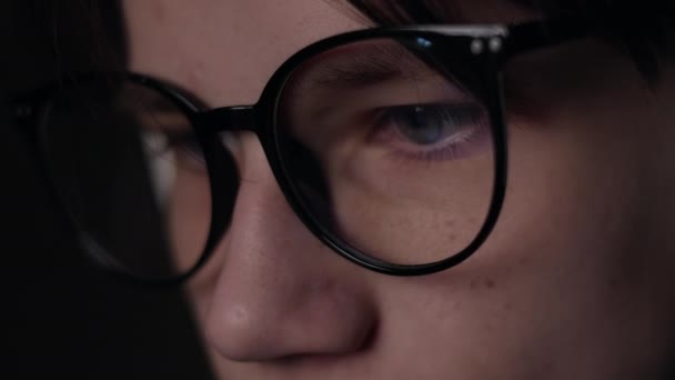 Kulaklık Takan Gözlüklü Genç Profesyonel Oyuncu Bilgisayarda Oyun Oynuyor Maçı — Stok video