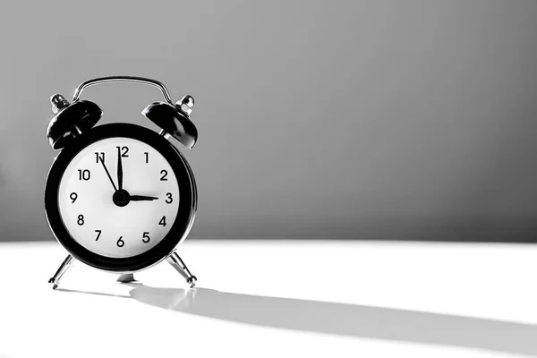 Reloj Despertador Moderno Blanco Negro Estilo Retro Aislado Sobre Fondo —  Fotos de Stock