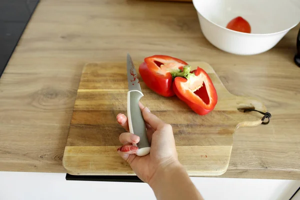 Woman Cut Her Little Finger Knife While Cooking Vegetable Salad — Stock Photo, Image