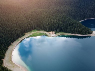 Crno Jezero veya Kara Göl, çam ormanı ve Karadağ 'ın Zabljak kentindeki Durmitor ulusal parkındaki uçurumların inanılmaz hava aracı görüntüsü. Seyahat, çevre, doğa güzelliği, rahatlatıcı. UNESCO Dünya Mirası.
