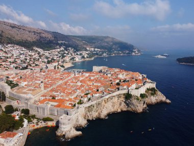 Hırvatistan 'ın Dubrovnik eski tarihi kenti ve Adriyatik denizinin çatılarının havadan görünüşü. UNESCO Dünya Mirası sitesi, ünlü turistik mekan. Tatil ve macera.