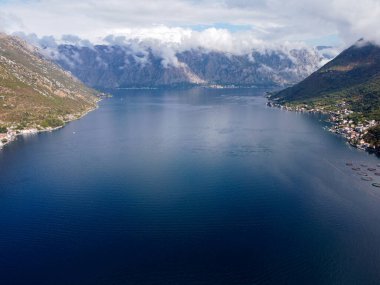 Karadağ 'da Kotor Körfezi, Boka Kotorska ve Kotor kıyı kasabası, Cattaro' nun insansız hava aracı manzarası. Karadağ 'ın ünlü tatil beldesi. Adriyatik fiyordu engebeli dağlarla çevrili.