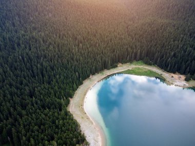 Crno Jezero veya Kara Göl, çam ormanı ve Karadağ 'ın Zabljak kentindeki Durmitor ulusal parkındaki uçurumların inanılmaz hava aracı görüntüsü. Seyahat, çevre, doğa güzelliği, rahatlatıcı. UNESCO Dünya Mirası.