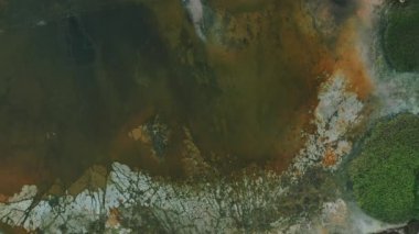 Bataklık kuruyan göl, yosun ve bitkilerle dolu havadan drone görüntüsü. Çatlak toprak. Seviyelendirme. Çevre için insan etkisi. Küresel doğa felaketi.