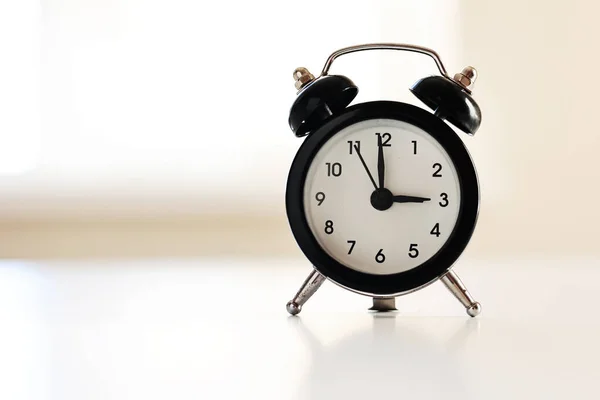 Reloj Despertador Moderno Blanco Negro Estilo Retro Aislado Sobre Fondo —  Fotos de Stock
