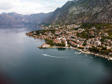 Karadağ 'da Kotor Körfezi, Boka Kotorska ve Kotor kıyı kasabası, Cattaro' nun insansız hava aracı manzarası. Karadağ 'ın ünlü tatil beldesi. Adriyatik fiyordu engebeli dağlarla çevrili.