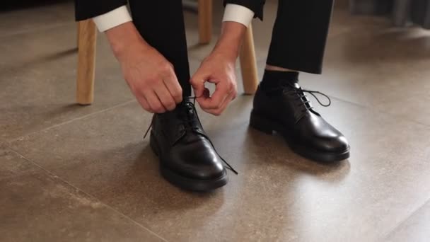 남자는 나무로 쪽모이 작풍에 신발에 신발을 묶는다 결혼식 비즈니스 회의를위한 — 비디오
