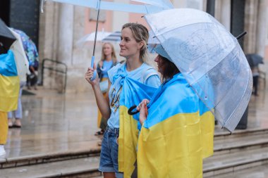 Valencia, İspanya. 18 Eylül 2022: Toplantı, Ukrayna Savaş Protestosu. Halk, Ukrayna bayrağını Rusya 'nın Ukrayna' yı işgaline karşı tutuyor. Bazı Ukrayna Savaş Karşıtı Şarkı ve afişler