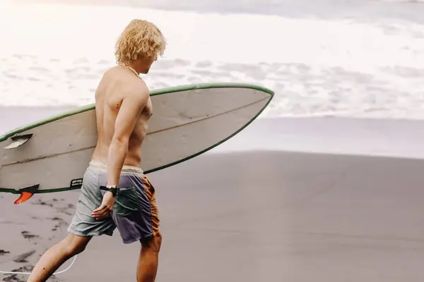 Fit Young Surfer Man Curly Blond Hair Surfboard Goes Ocean — Stock Photo, Image