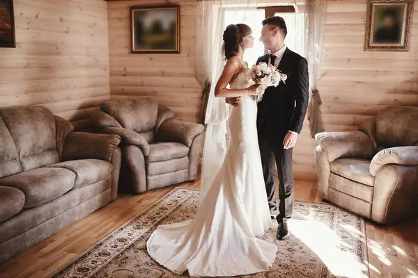 Menyasszony Vőlegény Csók Első Találkozón Menyasszony Vőlegény Első Találkozója Esküvői — Stock Fotó