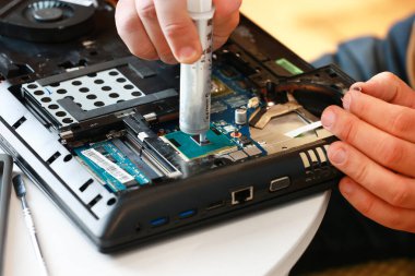 Bir tamirci termal tutkal şırıngası kullanır. İşlemciye termal bileşik uygular. Usta termal yağı değiştirir. Profesyonel servis ve onarım teknisyeni ve elektronik cihazlar, dizüstü bilgisayarlar ve bilgisayar.