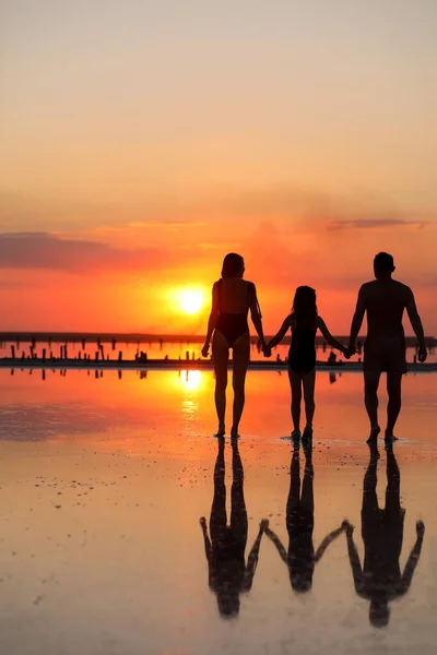 Mutlu Aile Günleri Yaz Tatilinde Gün Batımında Kumsalda Ele Tutuşan — Stok fotoğraf