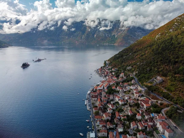 Perast, Adriyatik Denizi, Karadağ 'daki Kotor körfezindeki Our Lady of the Rocks veya Gospa od Skrpjela ve Katolik manastırı Aziz George' un hava manzarası. Turizm merkezi.