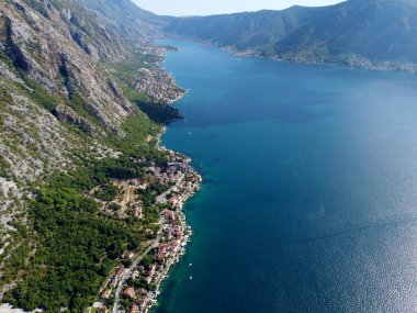 Karadağ 'da Kotor Körfezi, Boka Kotorska ve Kotor kıyı kasabası, Cattaro' nun insansız hava aracı manzarası. Karadağ 'ın ünlü tatil beldesi. Adriyatik fiyordu engebeli dağlarla çevrili.