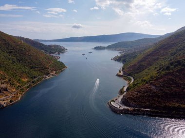 Karadağ 'da Kotor Körfezi, Boka Kotorska ve Kotor kıyı kasabası, Cattaro' nun insansız hava aracı manzarası. Karadağ 'ın ünlü tatil beldesi. Adriyatik fiyordu engebeli dağlarla çevrili.