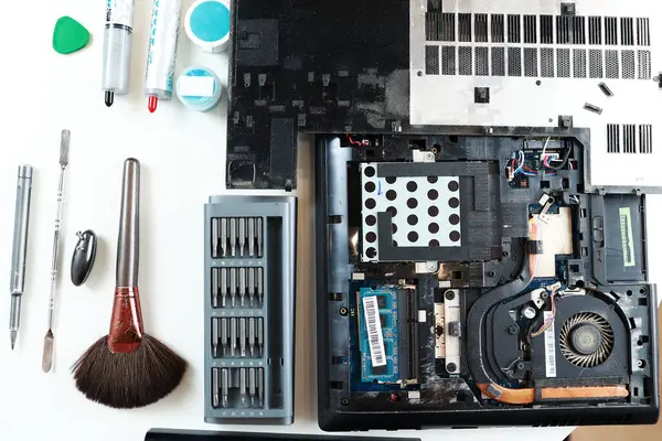 Atölyede Tamir Temizlik Için Gerekli Aletler Laptop Temizleme Aletleri Fırça — Stok fotoğraf