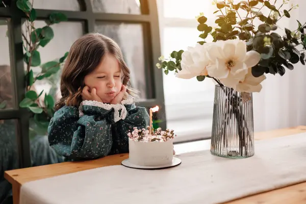 Child Birthday Party Adorable Little Girl Sits Table Birthday Cake — Stock Photo, Image