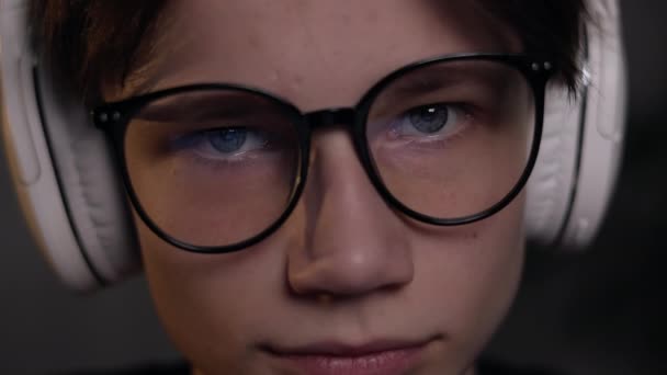 Nahaufnahme Von Fokussierten Jungen Mann Trägt Kopfhörer Und Computerbrille Mit — Stockvideo