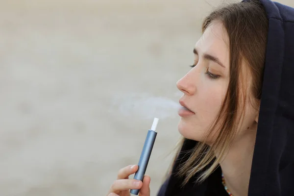 Tecnología Cigarrillos Electrónicos Mujer Joven Fuma Libera Vapor Dispositivo Cigarrillo Fotos De Stock Sin Royalties Gratis