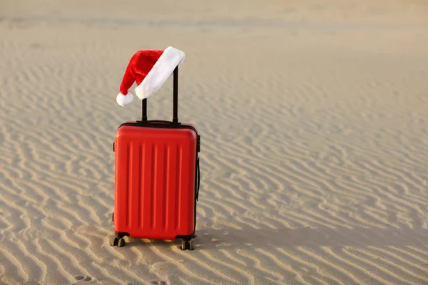 Roter Koffer Mit Roter Weihnachtsmannmütze Griff Mit Sandstrand Palmen Bergen — Stockfoto
