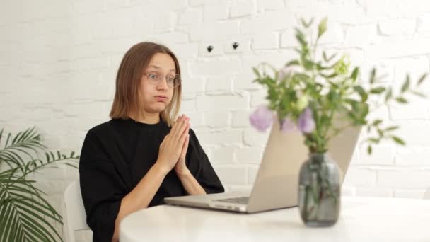 Lelah Frustrasi Wanita Muda Yang Terlalu Banyak Bekerja Memijat Kuil — Stok Video