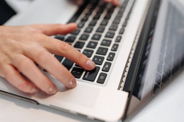 Dizüstü bilgisayarda yazı yazan kadınların üst görüntüsü. İş kadını ya da öğrenci internet pazarlaması için bilgisayar kullanıyor, serbest çalışıyor, ofiste çalışıyor, internetten eğitim alıyor, uzaktan öğrenim görüyor..