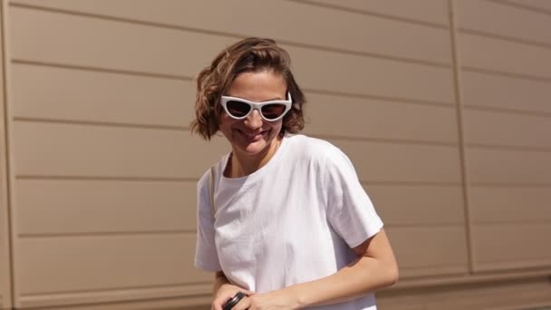 Feliz Bonito Jovem Mulher Usa Óculos Sol Elegantes Casual Shirt — Vídeo de Stock