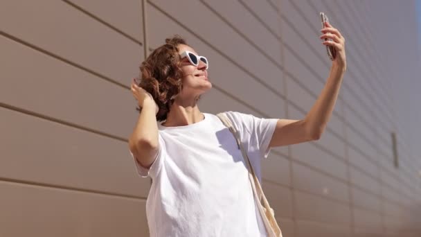 Щаслива Молода Жінка Стильних Сонцезахисних Окулярах Фотографує Селфі Смартфоні Сонячний — стокове відео