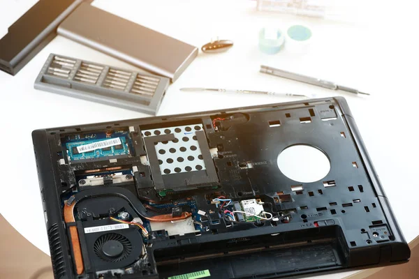 Fixar Laptop Reparatören Håller Kylfläkt Och Reparationer Från Överhettning Demontering — Stockfoto