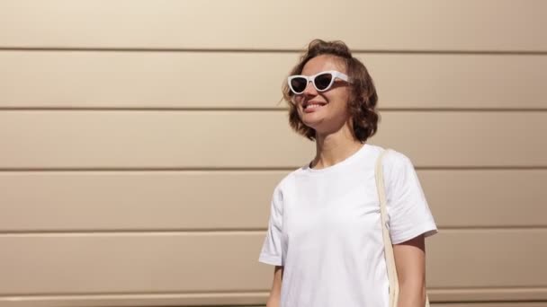 Atractiva Joven Sonriente Gafas Sol Moda Disfruta Luz Del Sol — Vídeos de Stock