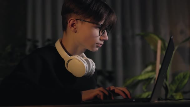 Lelah Komputer Muda Gamer Remaja Berkacamata Dengan Headphone Pada Jenis — Stok Video