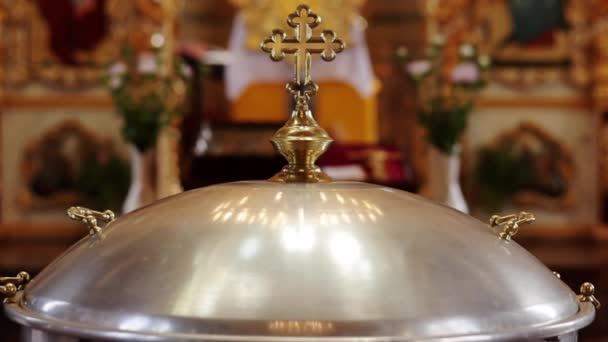 알루미늄 정교회 사원에서 아기의 침례를위한 십자가와 크라이 의식의 기독교 종교의 — 비디오