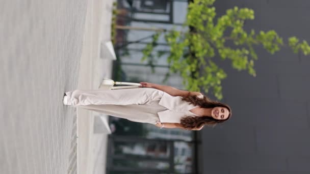 Erfolgreiche Junge Attraktive Geschäftsfrau Schicken Weißen Anzug Mit Handtasche Die — Stockvideo
