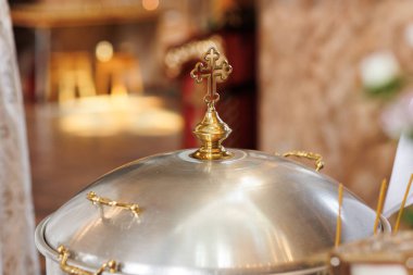 Alüminyum kilise yazı tipi, büyük kâse, Ortodoks Kilisesi tapınağında bebeklerin vaftiz töreni için altın haç ve aziz suyu. Ayin kavramı, Hıristiyan dininin ayinleri