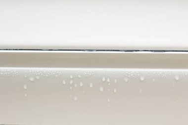 Su damlacıkları, içerideki odanın beyaz metal-plastik çerçevesinde yoğunlaşır. Yüksek nem oranı. Nem yoğunlaşma problemleri, sıcak su buharı soğuk mevsimde pencereye yoğunlaşır.