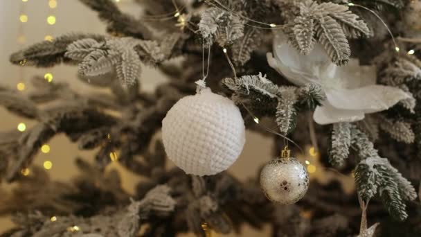 Close Uitzicht Prachtige Sparren Takken Met Glanzende Witte Kerstballen Ballen — Stockvideo