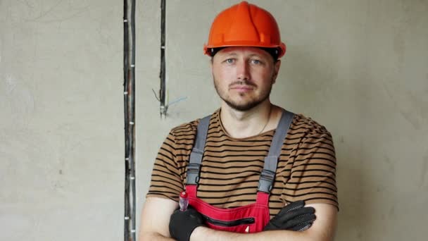 Διαμέρισμα Ανακαίνισης Πορτρέτο Του Ώριμου Άντρα Επιστάτη Αυτοπεποίθηση Επισκευαστής Σταυρωμένα — Αρχείο Βίντεο