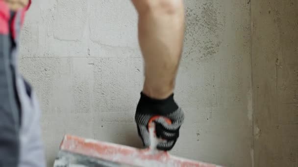 Pekerja Tukang Reparasi Profesional Yang Tidak Dikenali Meratakan Dinding Beton — Stok Video
