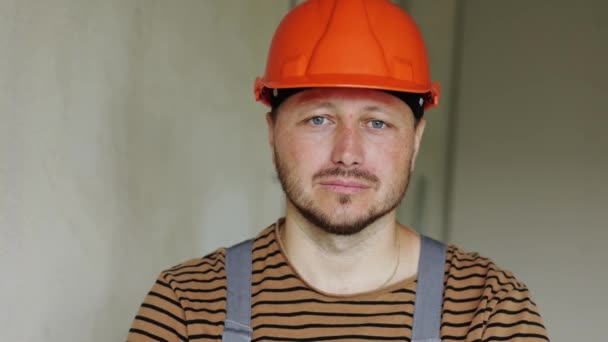 Apartamento Renovación Retrato Barbudo Confiado Profesional Reparador Contratista Naranja Seguridad — Vídeo de stock