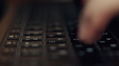 Laptop klavyesinde yazan tanınmayan iş kadınının ellerini kapat. Serbest çalışan kadın, öğrenci işleri, e-posta yazıları, sosyal ağlardaki yorumlar, internet, programlama, müşteri hizmetleri.