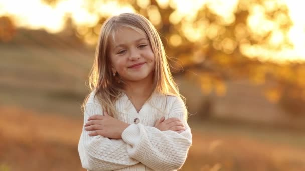 Дитячий День Портрет Чарівної Маленької Дівчинки Кавказької Дівчинки Років Посміхається — стокове відео