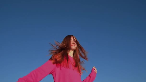 Vrolijk Aantrekkelijk Jong Rood Haar Vrouw Roze Sweater Plezier Hebben — Stockvideo