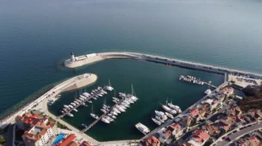 Lustica Körfezi, Adriyatik denizi, Karadağ 'ın havadan görünüşü. Binaların üst manzarası, liman limanı, demirli tekneler, yatlar ve deniz feneri, dağların arka planında. Yeni modern lüks tatil köyü.
