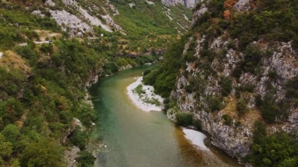 Karadağ Turkuaz Nehri Ile Güzel Kayalık Bir Kanyonun Ortasındaki Asma — Stok video