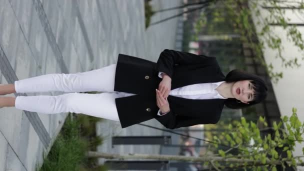 Вертикальне Відео Впевнена Брюнетка Бізнес Леді Чорній Куртці Білі Штани — стокове відео