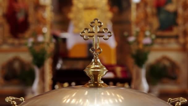 Aluminiowa Chrzcielnica Kościelna Duża Miska Złotym Krzyżem Wodą Święconą Chrzest — Wideo stockowe