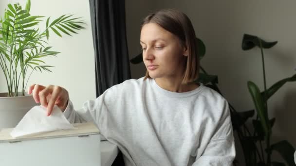 Хвора Нездорова Жінка Чхає Паперовій Тканині Застудою Синуситом Алергією Або — стокове відео